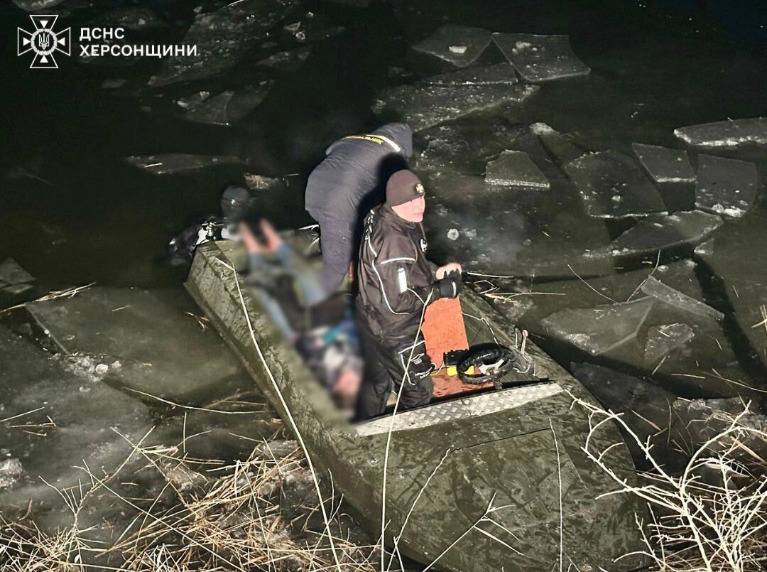 На Херсонщине пятеро детей провалились под тонкий лед: спасти удалось только двоих из них. Фото и видео