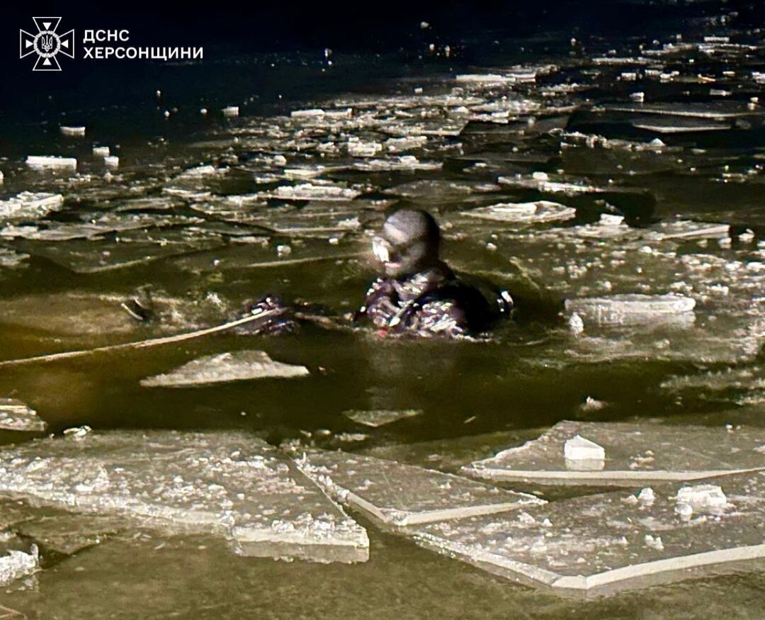 На Херсонщине пятеро детей провалились под тонкий лед: спасти удалось только двоих из них. Фото и видео