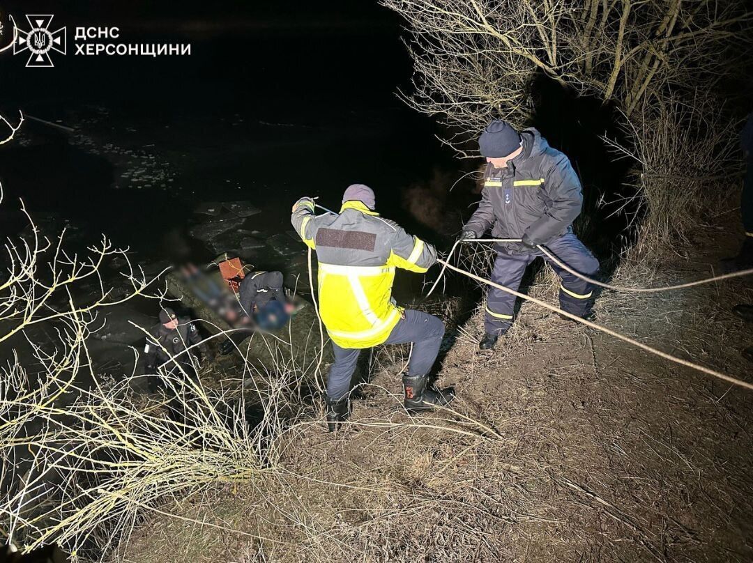 На Херсонщине пятеро детей провалились под тонкий лед: спасти удалось только двоих из них. Фото и видео