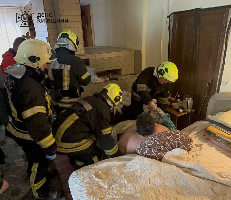 Упал и не смог подняться: под Киевом спасатели помогли 250-килограммовому мужчине. Фото