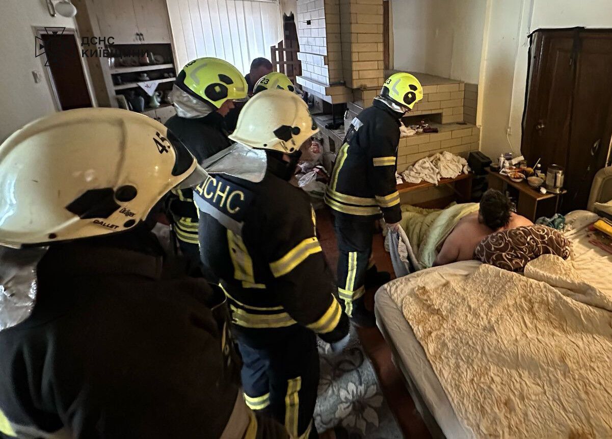 Упал и не смог подняться: под Киевом спасатели помогли 250-килограммовому мужчине. Фото