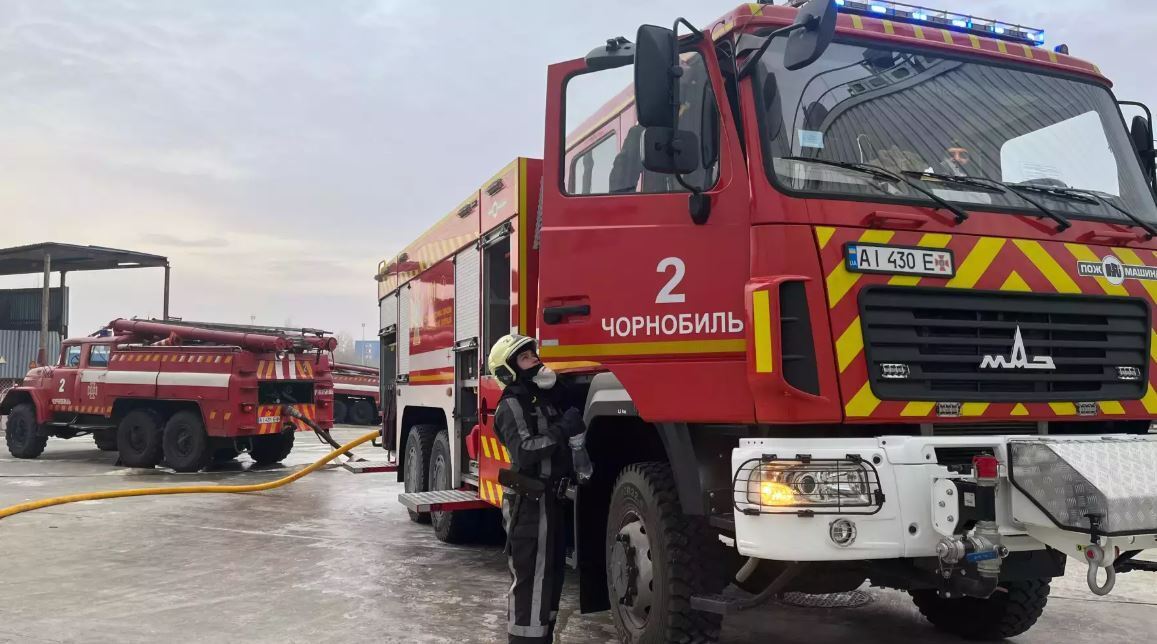Высотные работы в мороз и снег: в ГСЧС показали, как ликвидируют последствия удара российского дрона по ЧАЭС. Фото