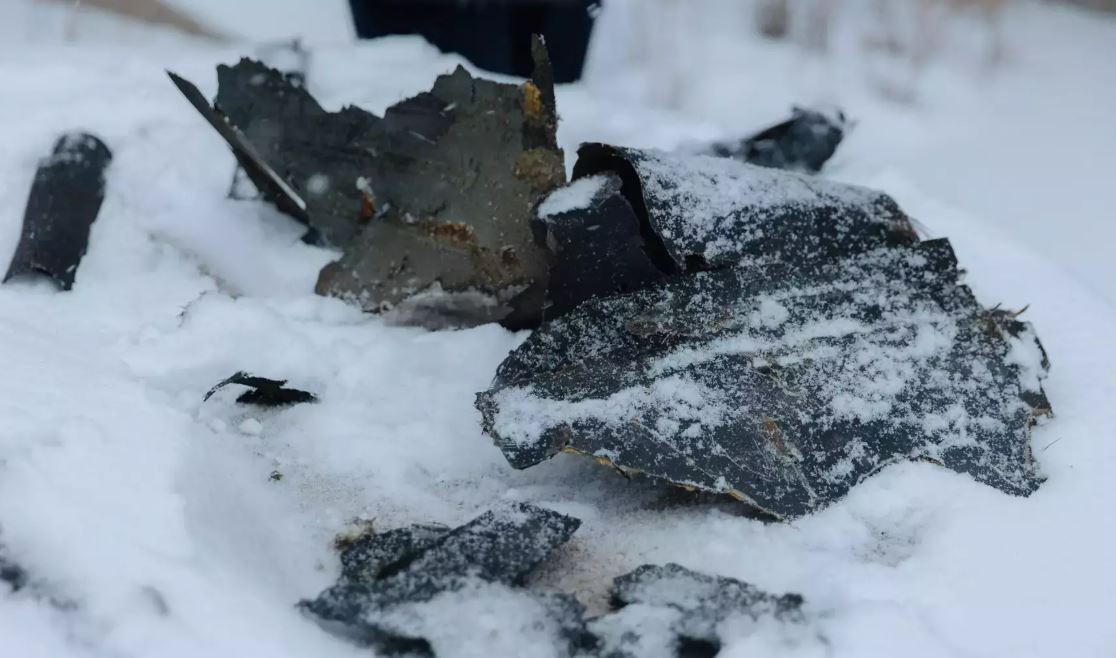 Высотные работы в мороз и снег: в ГСЧС показали, как ликвидируют последствия удара российского дрона по ЧАЭС. Фото