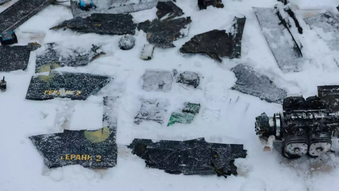 Высотные работы в мороз и снег: в ГСЧС показали, как ликвидируют последствия удара российского дрона по ЧАЭС. Фото
