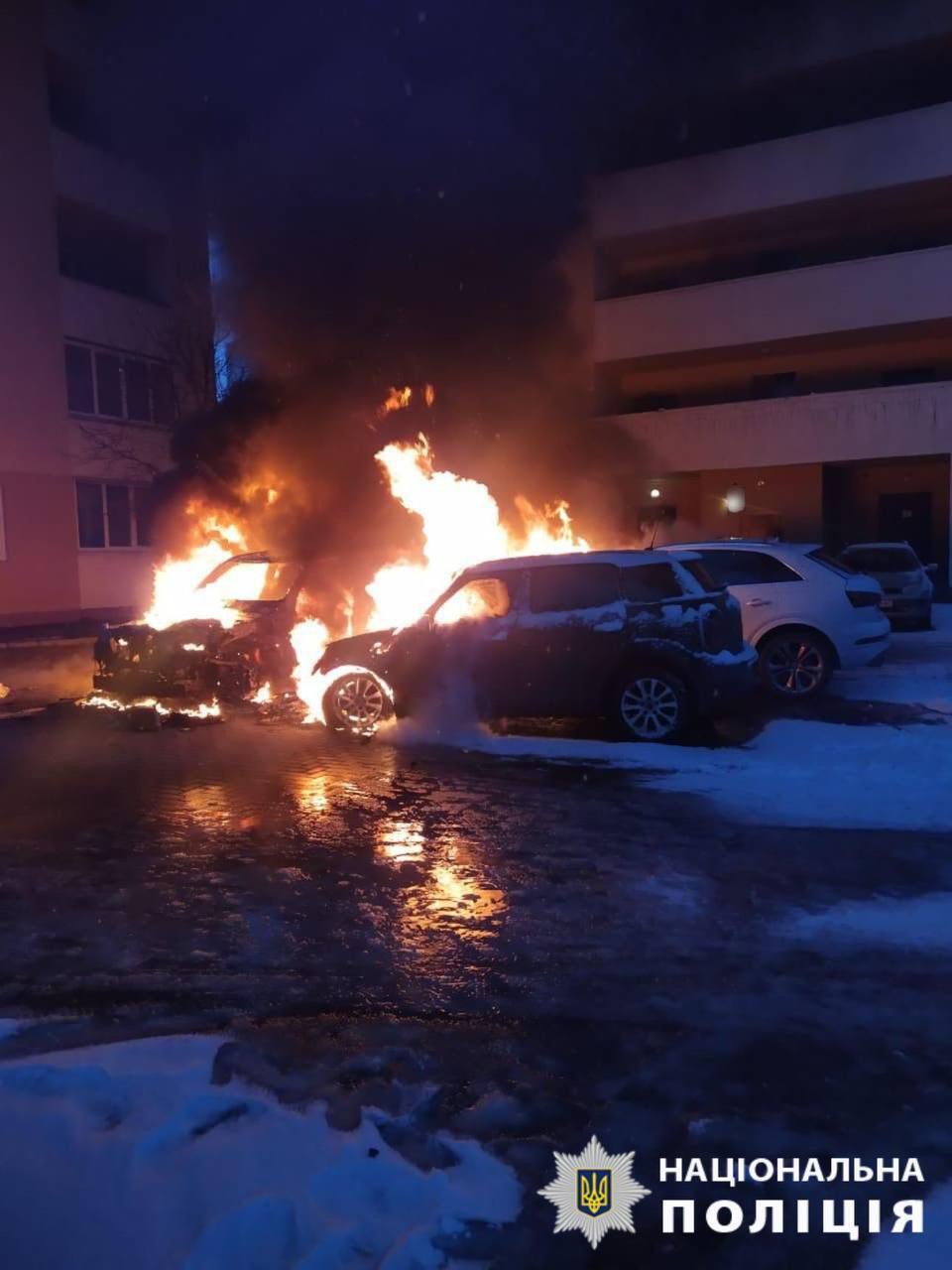 Під Києвом у дворі ЖК згоріли три автомобілі: справою зайнялась поліція. Фото та відео