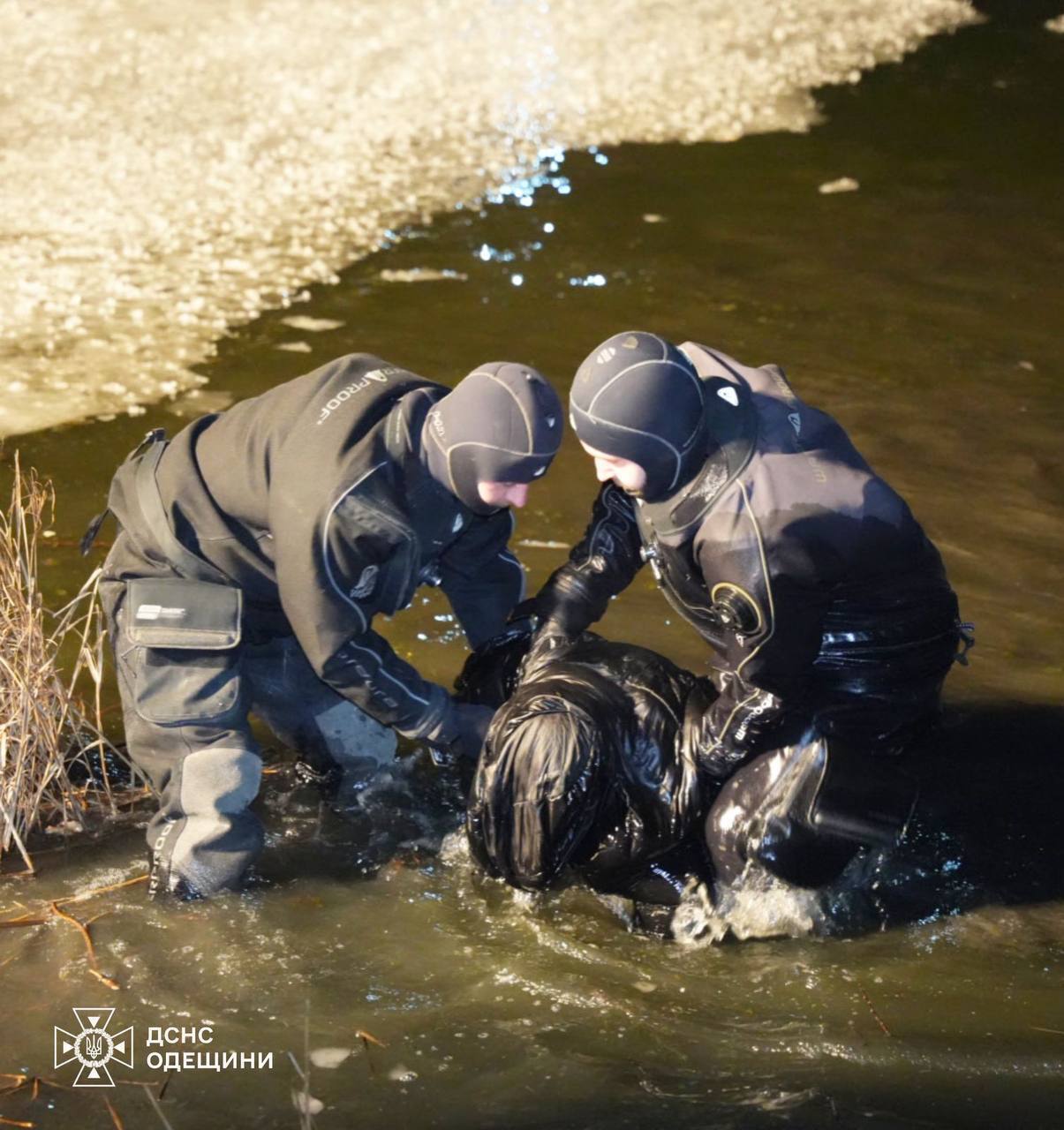 В Одесской области трое детей провалились под лед: их тела нашли водолазы. Фото и видео