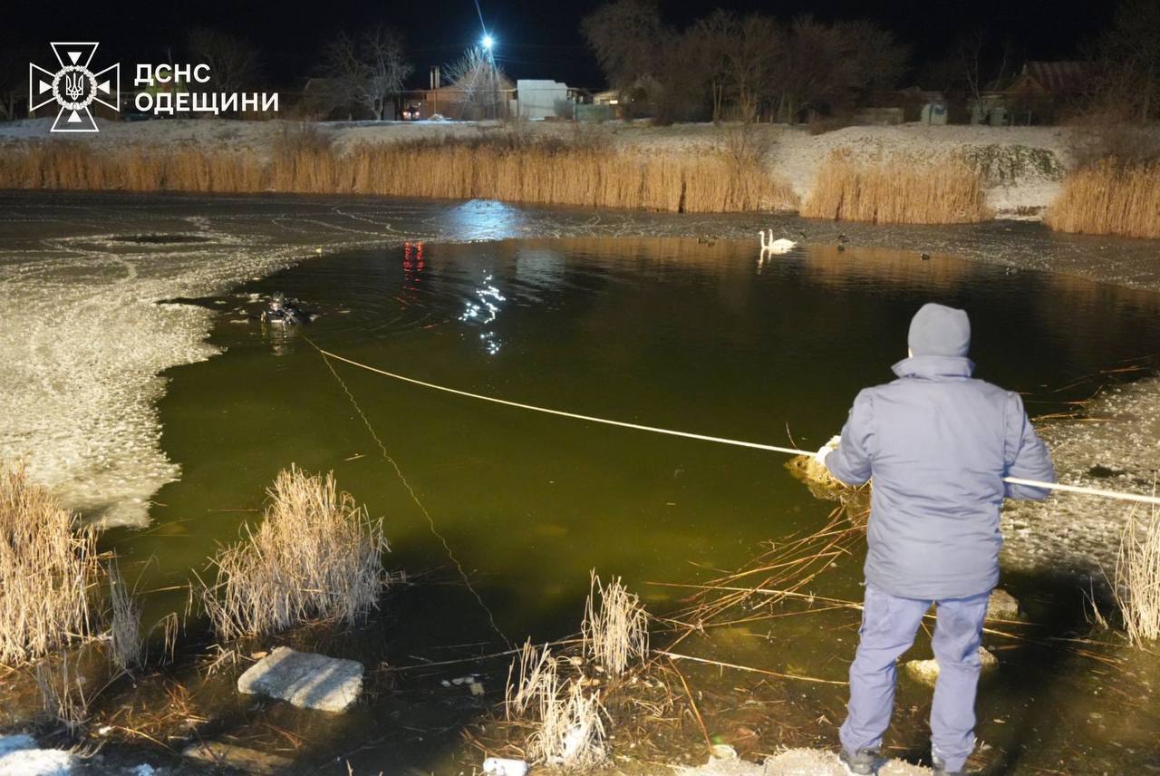 В Одесской области трое детей провалились под лед: их тела нашли водолазы. Фото и видео