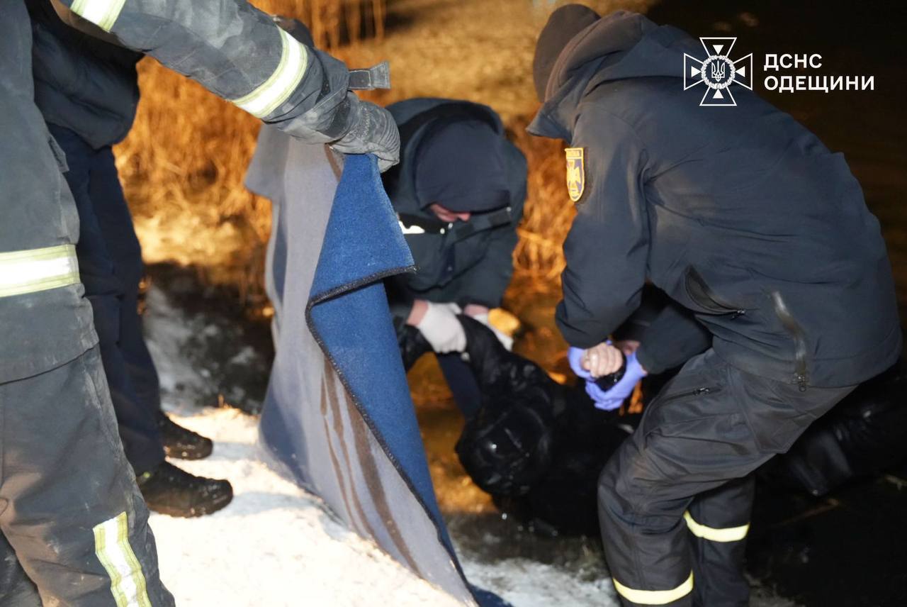 В Одесской области трое детей провалились под лед: их тела нашли водолазы. Фото и видео