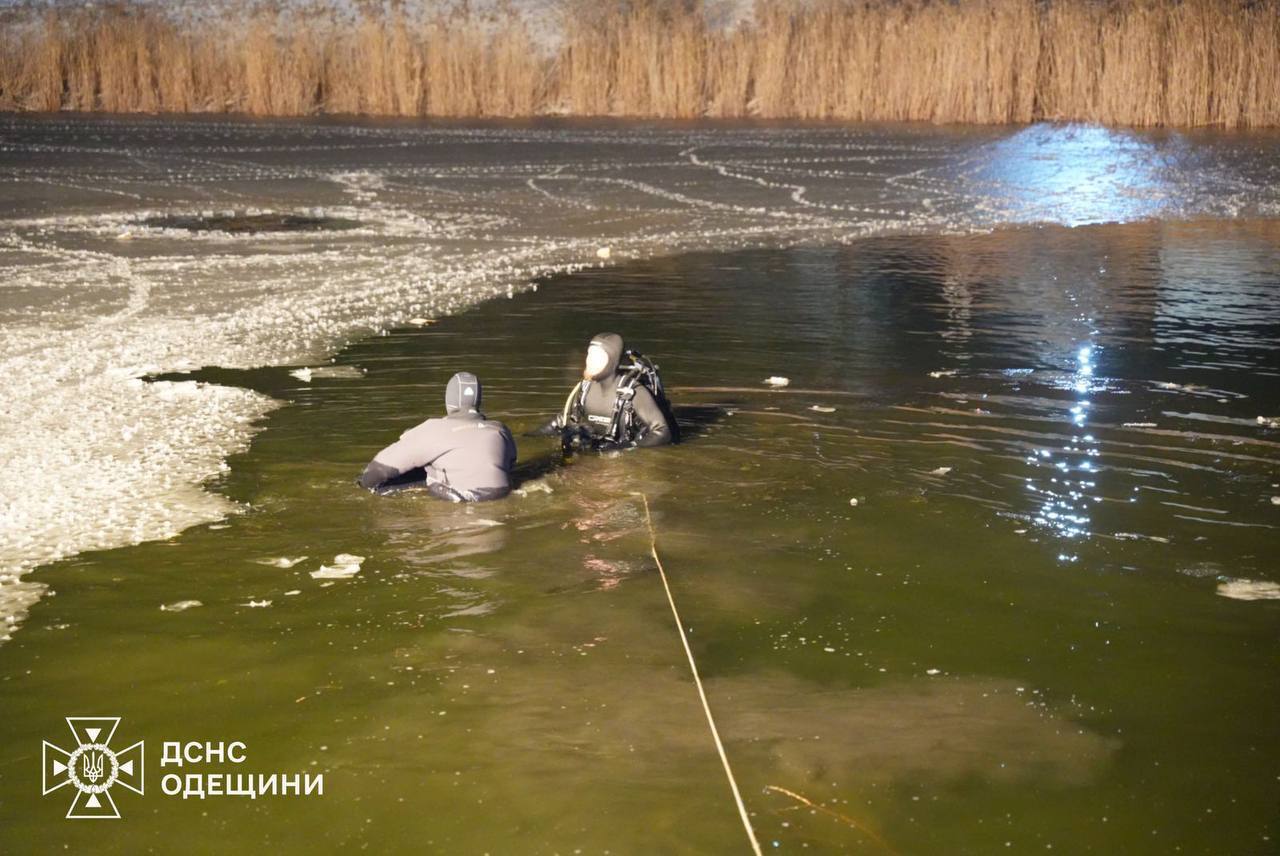 В Одесской области трое детей провалились под лед: их тела нашли водолазы. Фото и видео