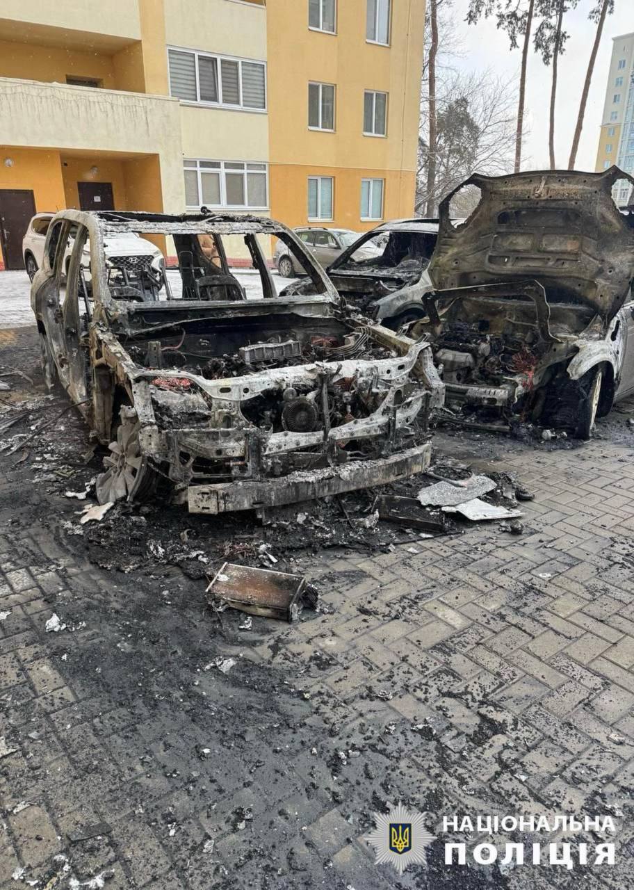 Під Києвом у дворі ЖК згоріли три автомобілі: справою зайнялась поліція. Фото та відео