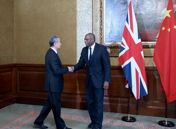 Європа має брати участь у переговорах щодо завершення війни в Україні, – очільник МЗС Китаю