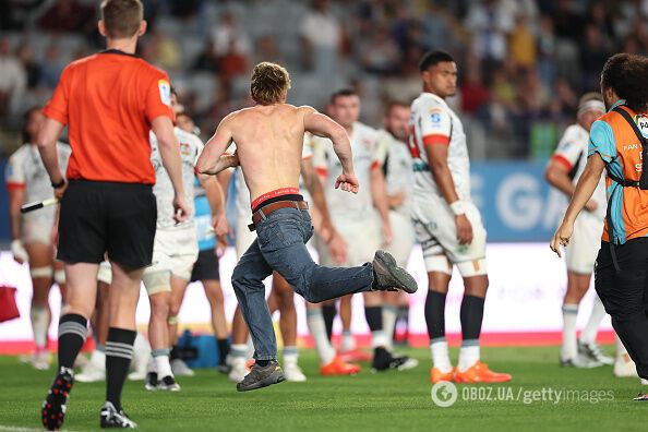 Повністю голий бігун прорвався на матч у Новій Зеландії та став героєм соцмереж. Відео