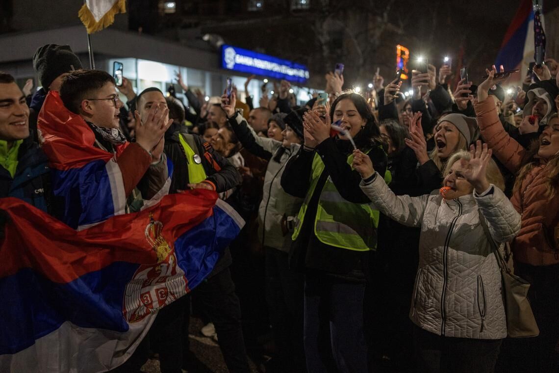 Найбільша загроза для режиму Вучича за 10 років: у Сербії тисячі людей вийшли на мітинг проти корупції. Відео
