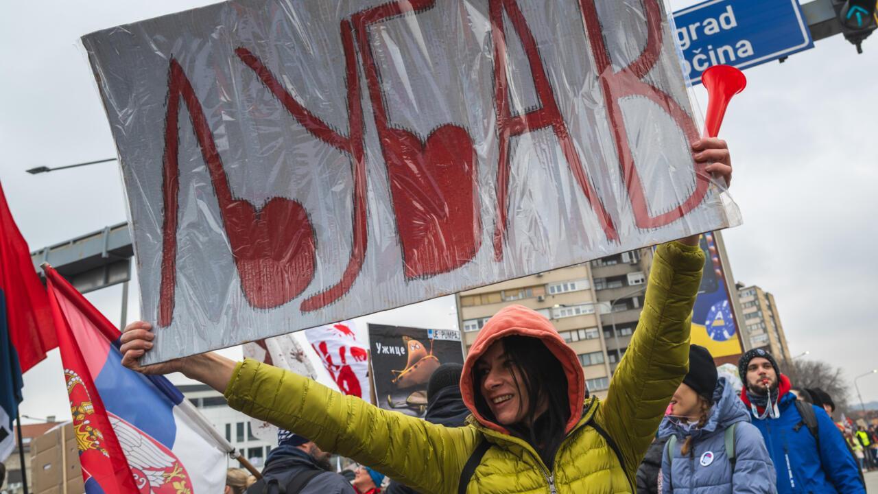 Найбільша загроза для режиму Вучича за 10 років: у Сербії тисячі людей вийшли на мітинг проти корупції. Відео
