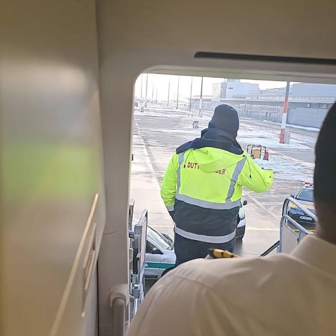 Самолет с российскими туристами застрял в Польше: там отказывались давать горючее и выпускать. Фото и видео