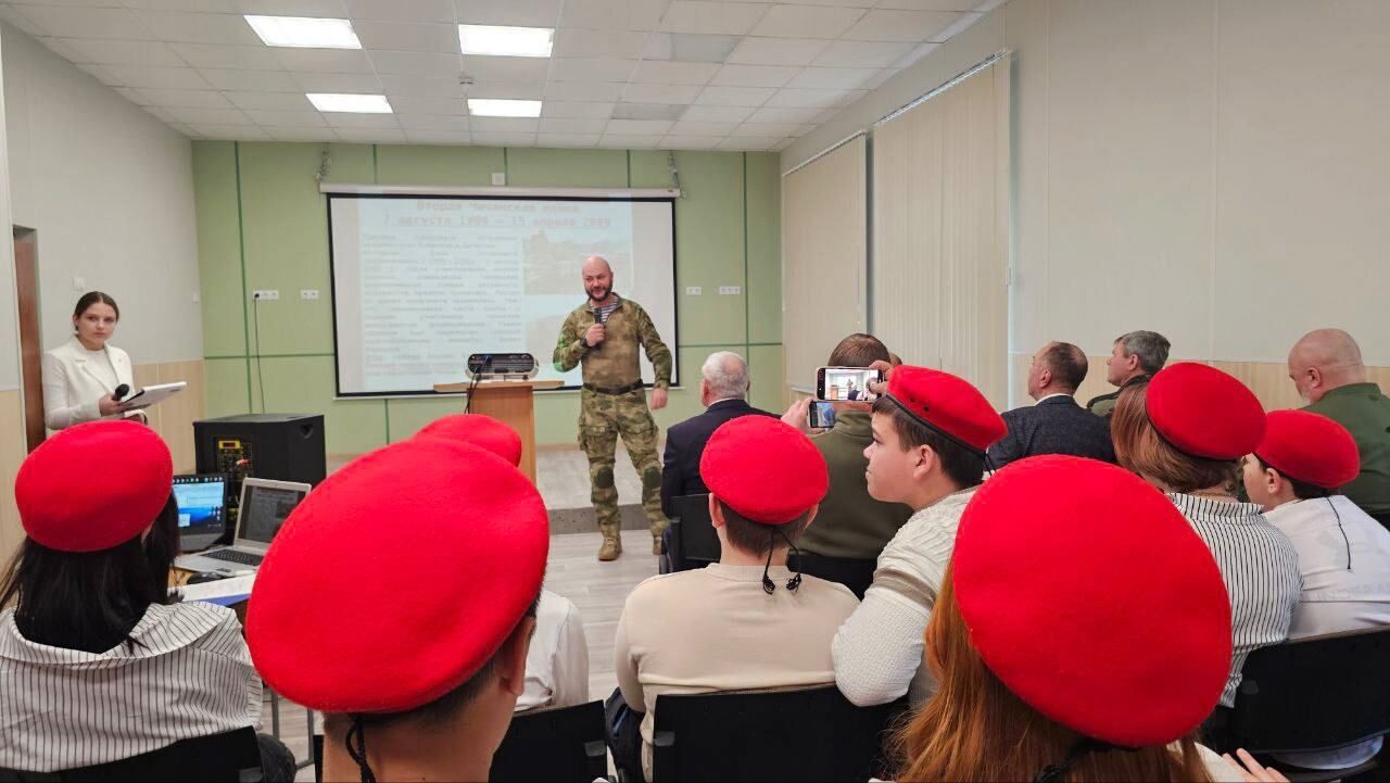 Оккупанты устроили украинским детям на Херсонщине промывку мозгов в день "афганцев". Фото