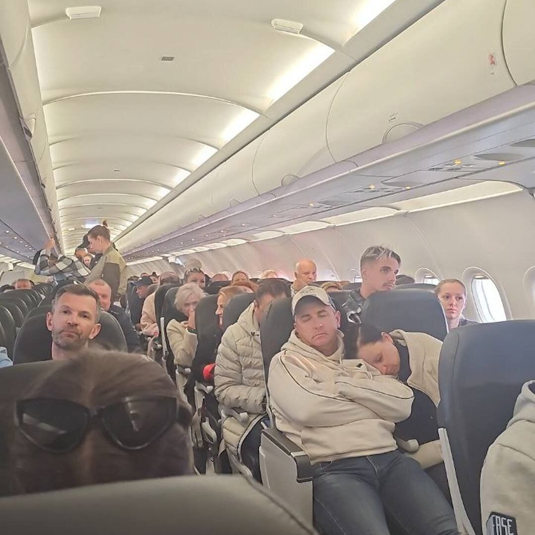 Самолет с российскими туристами застрял в Польше: там отказывались давать горючее и выпускать. Фото и видео