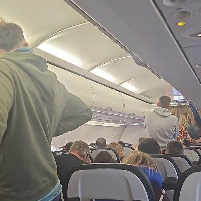 Самолет с российскими туристами застрял в Польше: там отказывались давать горючее и выпускать. Фото и видео