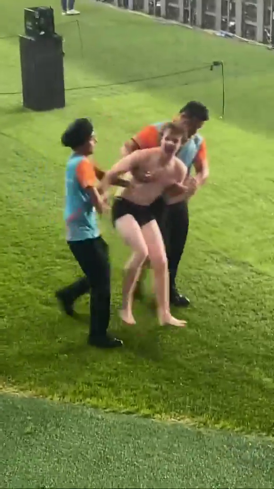 Повністю голий бігун прорвався на матч у Новій Зеландії та став героєм соцмереж. Відео