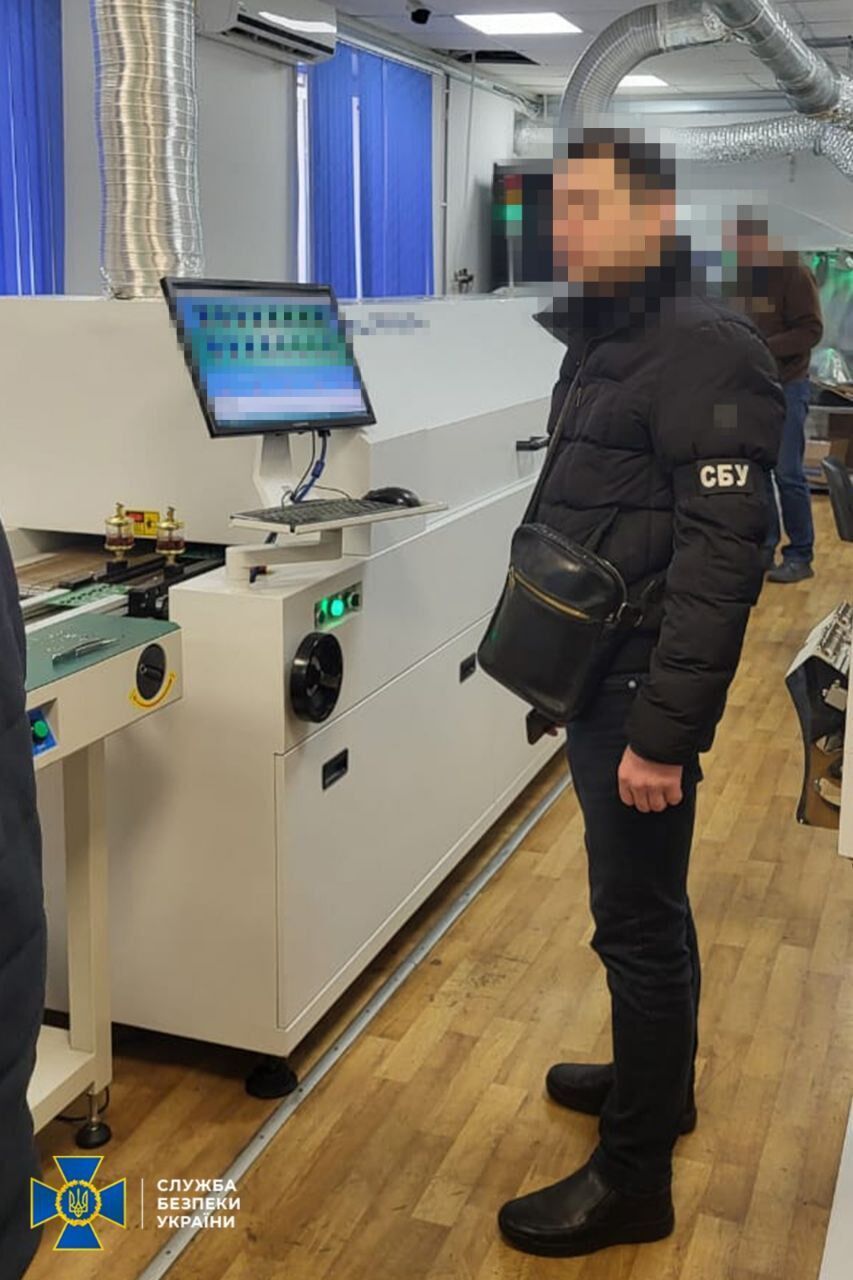 СБУ задержала топ-менеджеров компании из Одессы, которая поставляла в Россию оборудование для электросетей военных баз. Фото