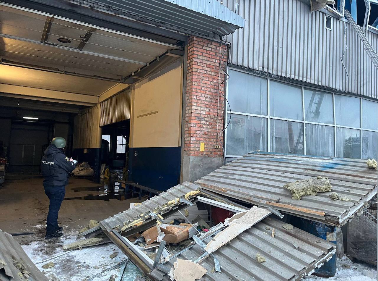 Повреждены здания, пожары в нескольких районах, есть пострадавший: последствия российской атаки в Киевскую область. Фото