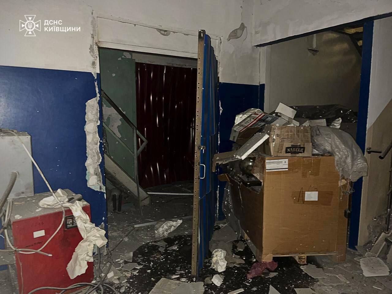 Повреждены здания, пожары в нескольких районах, есть пострадавший: последствия российской атаки в Киевскую область. Фото