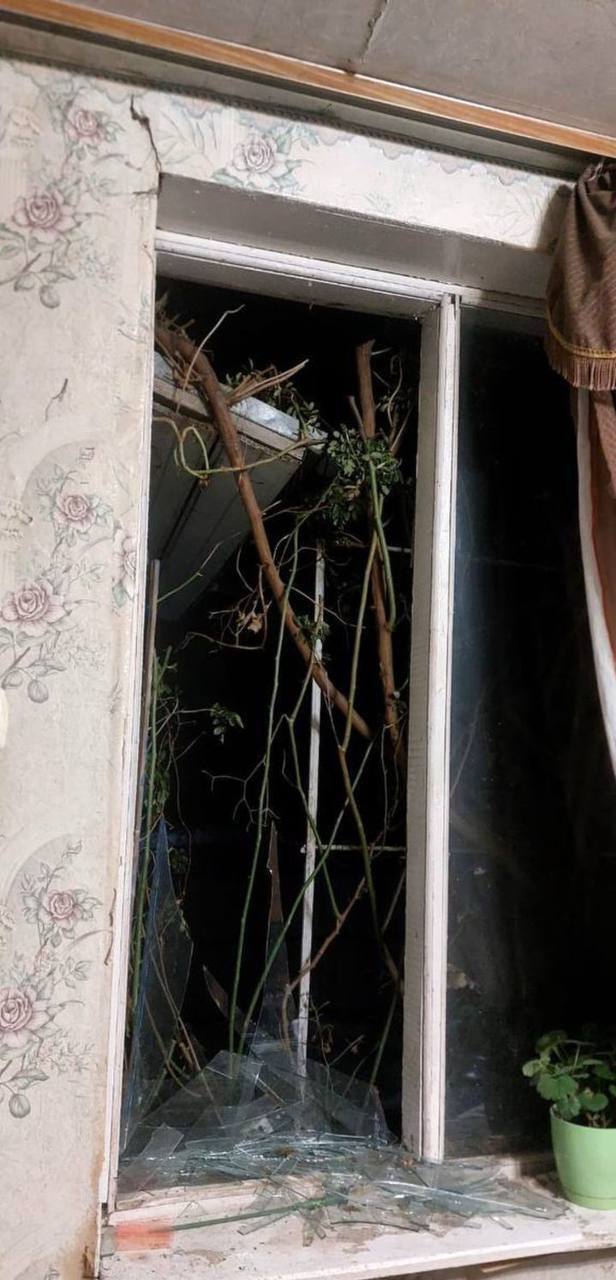 Повреждены здания, пожары в нескольких районах, есть пострадавший: последствия российской атаки в Киевскую область. Фото