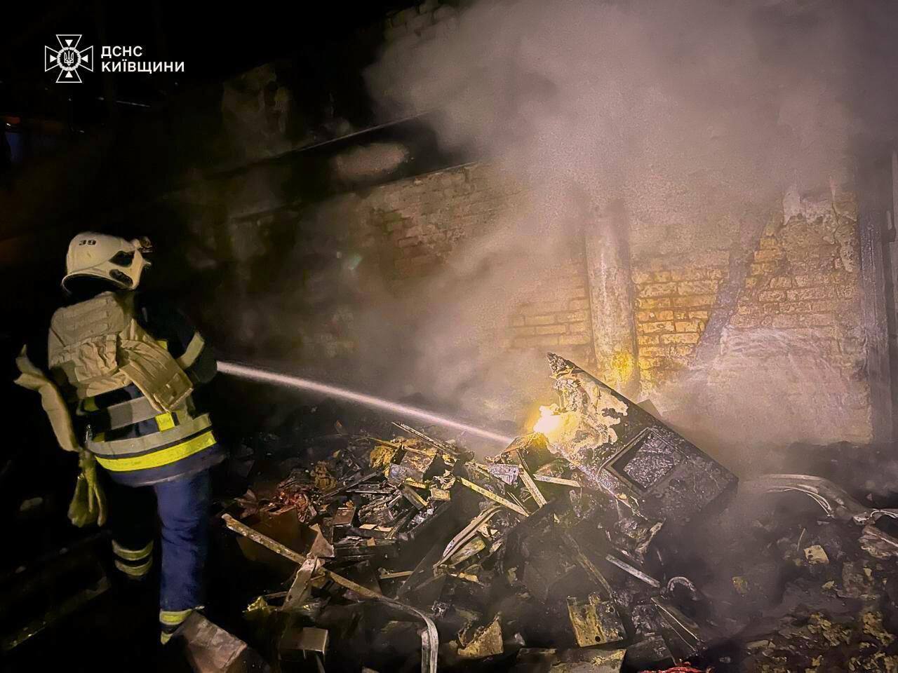 Повреждены здания, пожары в нескольких районах, есть пострадавший: последствия российской атаки в Киевскую область. Фото