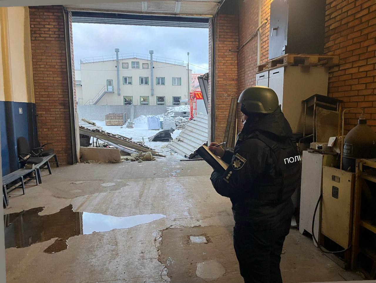 Повреждены здания, пожары в нескольких районах, есть пострадавший: последствия российской атаки в Киевскую область. Фото