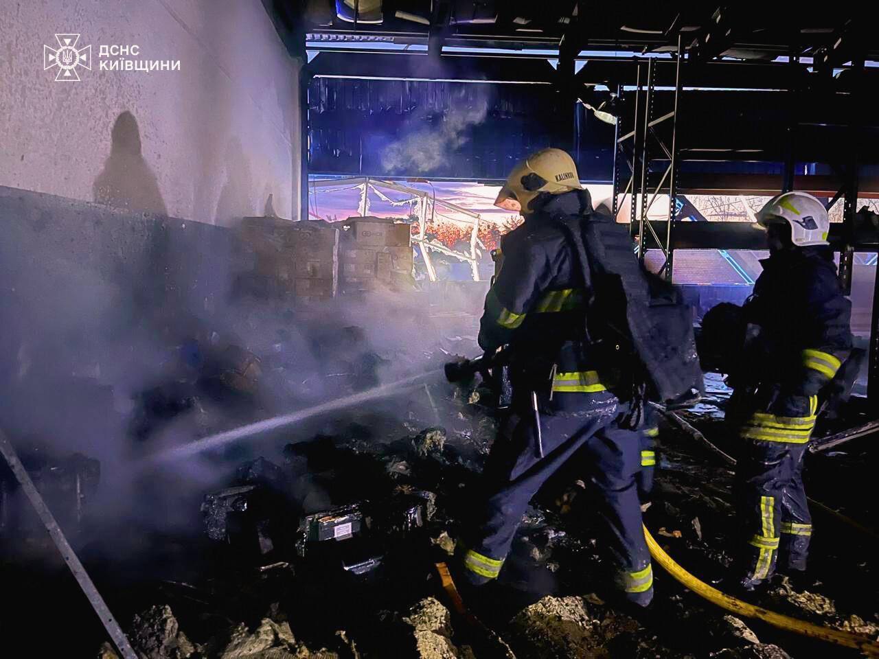 Повреждены здания, пожары в нескольких районах, есть пострадавший: последствия российской атаки в Киевскую область. Фото