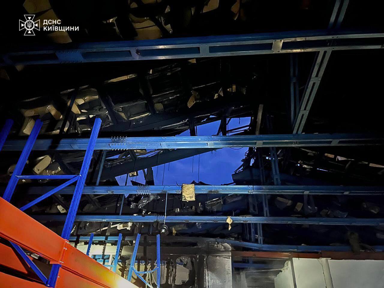 Повреждены здания, пожары в нескольких районах, есть пострадавший: последствия российской атаки в Киевскую область. Фото
