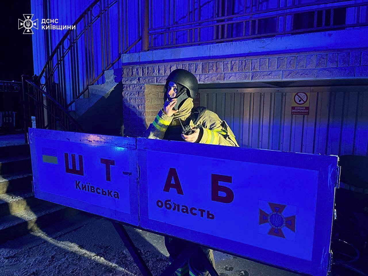 Повреждены здания, пожары в нескольких районах, есть пострадавший: последствия российской атаки в Киевскую область. Фото