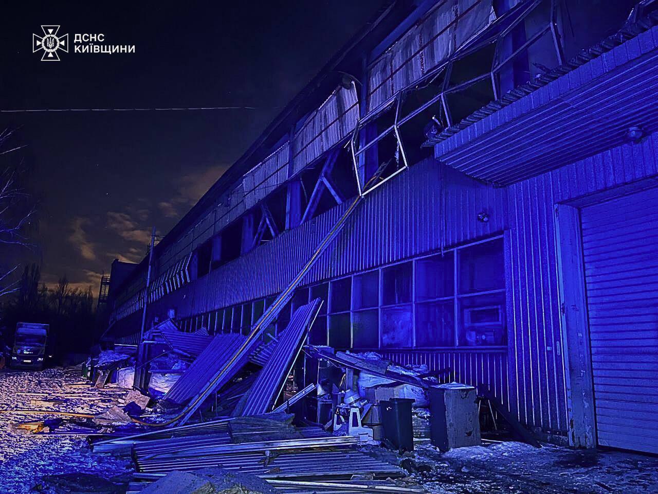 Повреждены здания, пожары в нескольких районах, есть пострадавший: последствия российской атаки в Киевскую область. Фото