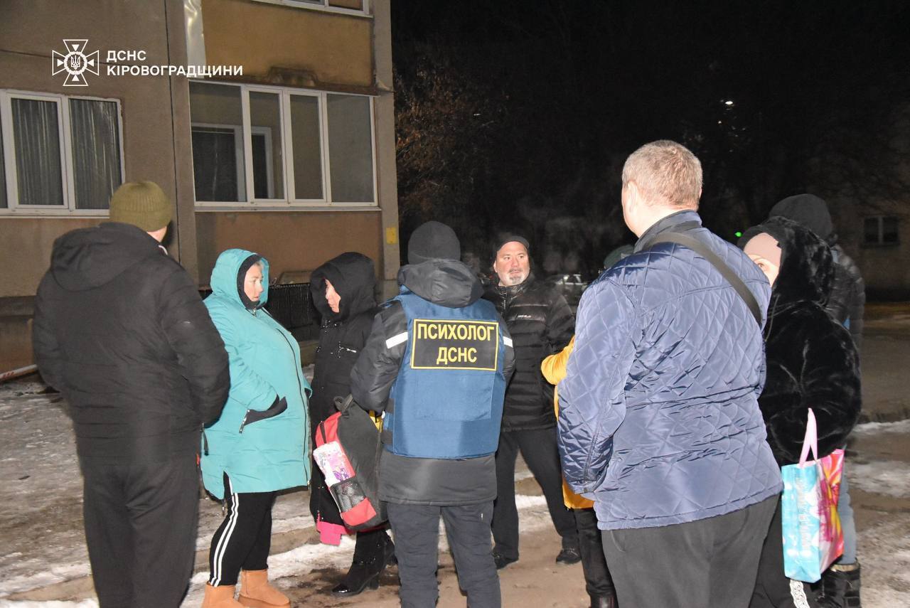 В Кировоградской области вражеский дрон попал в многоэтажку: пострадали мать и двое детей. Фото и видео