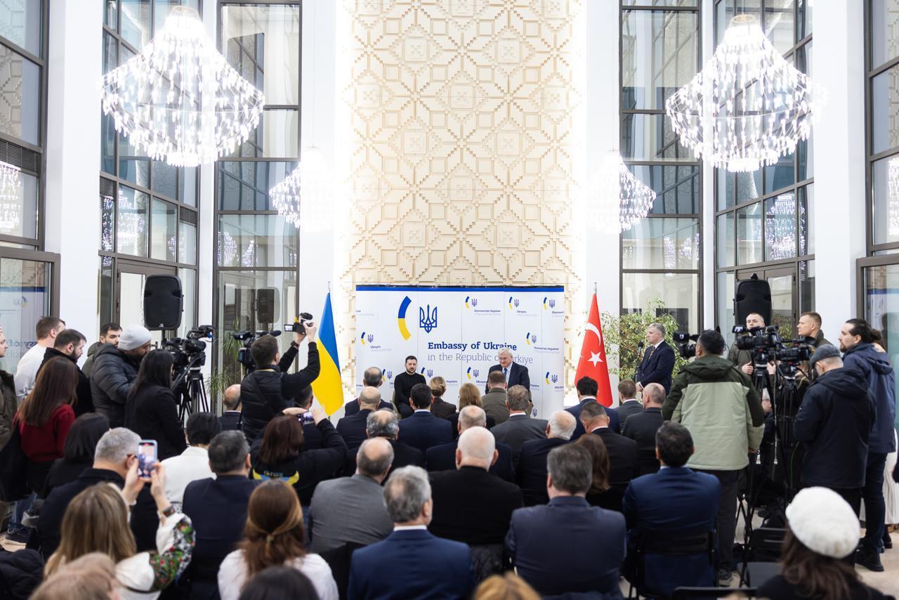 Зеленський зустрівся з представниками української громади в Туреччині.