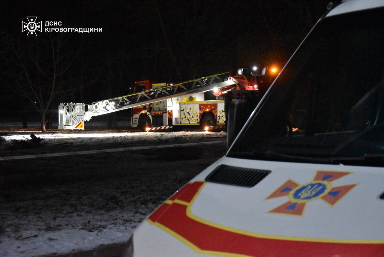 В Кировоградской области вражеский дрон попал в многоэтажку: пострадали мать и двое детей. Фото и видео