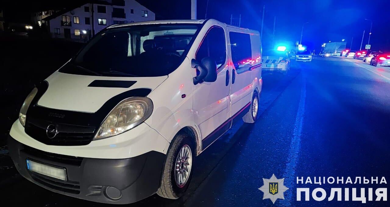 Загинула на місці: на Львівщині на жінку скоїли наїзд два авто. Фото  