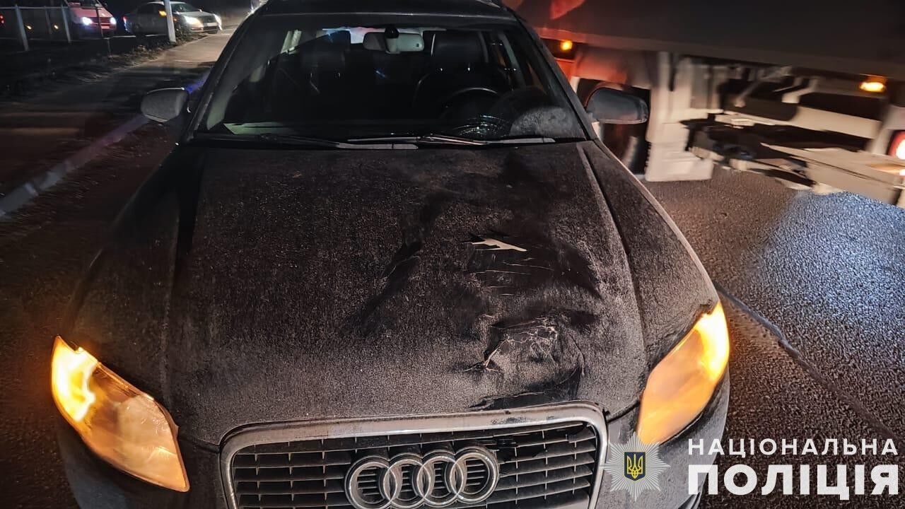 Загинула на місці: на Львівщині на жінку скоїли наїзд два авто. Фото  