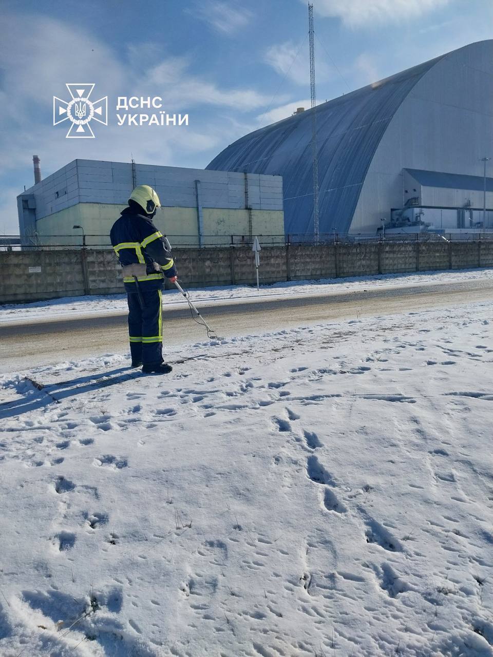 Работают три группы верхолазов: на ЧАЭС продолжается ликвидация последствий российского удара. Фото и видео