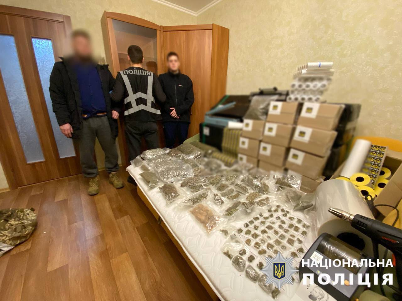 Вилучили "товару" на 5 млн грн: у Києві поліцейські викрили групу наркоторговців. Подробиці, фото та відео