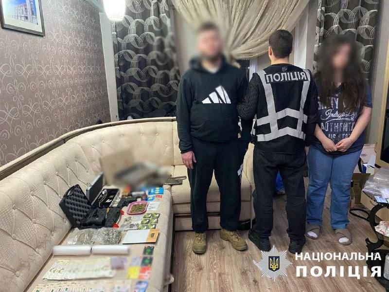 Вилучили "товару" на 5 млн грн: у Києві поліцейські викрили групу наркоторговців. Подробиці, фото та відео