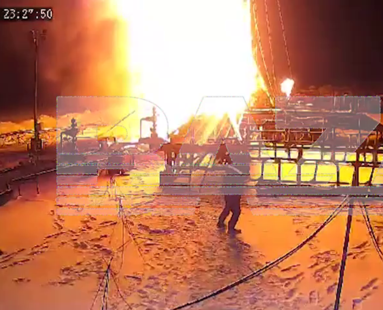 В Тюменской области произошел взрыв на нефтяном месторождении, есть пострадавшие: момент попал на видео