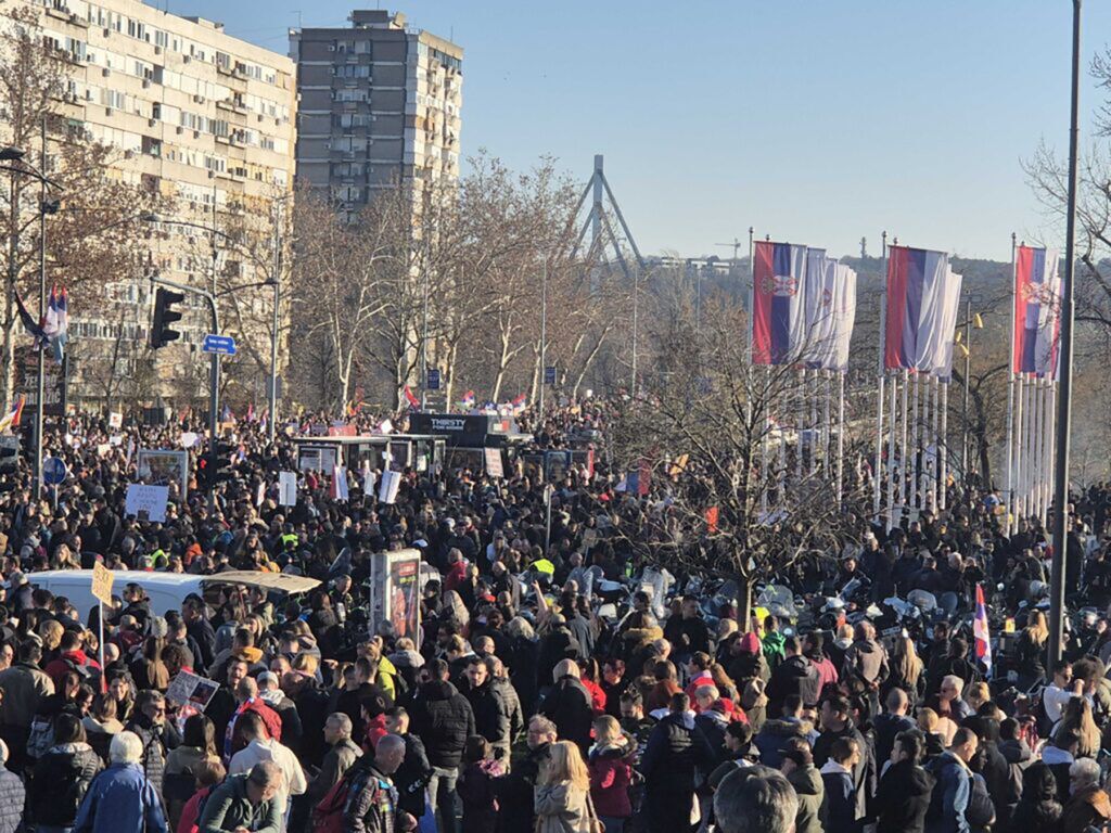"Три месяца – три моста": в Сербии тысячи людей блокировкой мостов через Дунай напомнили о трагедии на железнодорожном вокзале. Фото