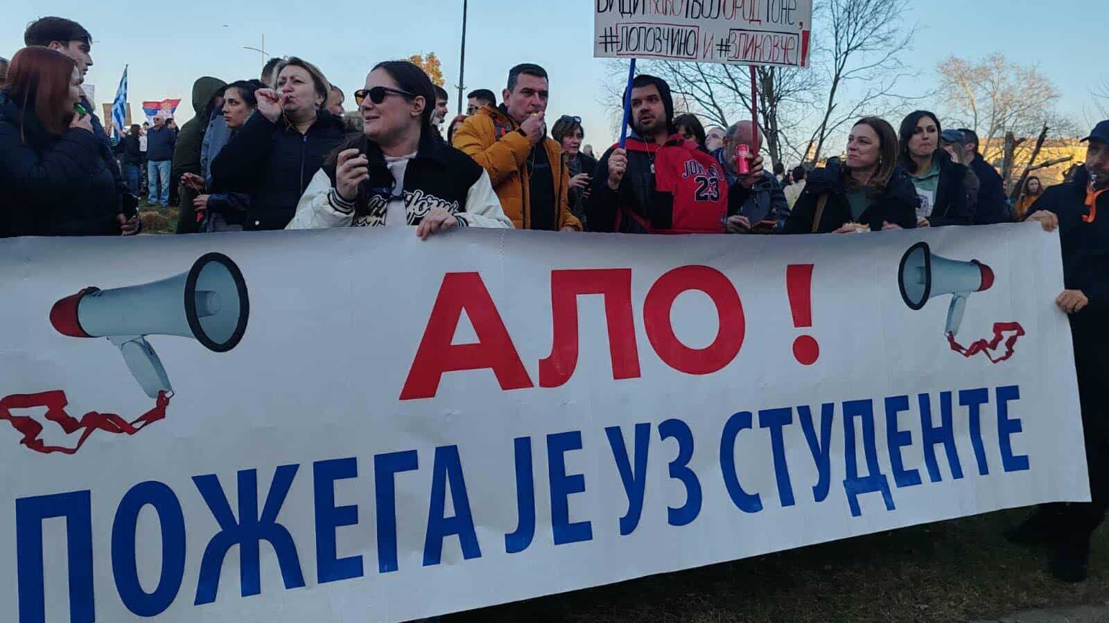 "Три месяца – три моста": в Сербии тысячи людей блокировкой мостов через Дунай напомнили о трагедии на железнодорожном вокзале. Фото