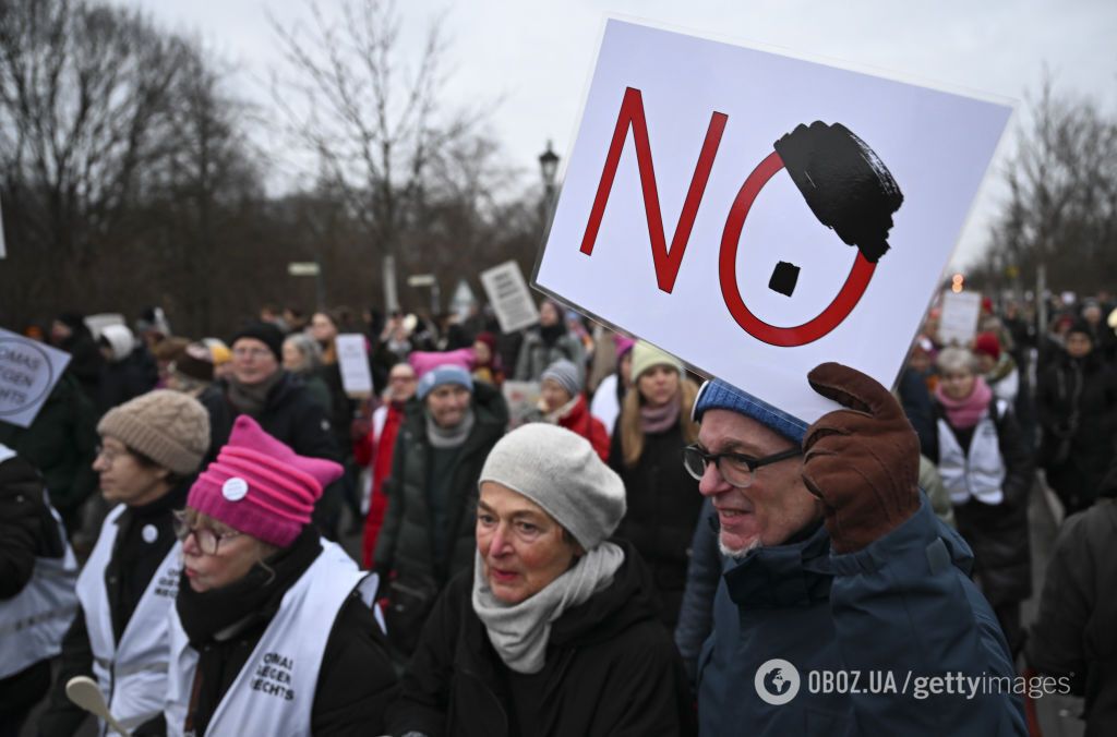 В Берлине много людей вышло на демонстрацию против сотрудничества с ультраправыми. Фото