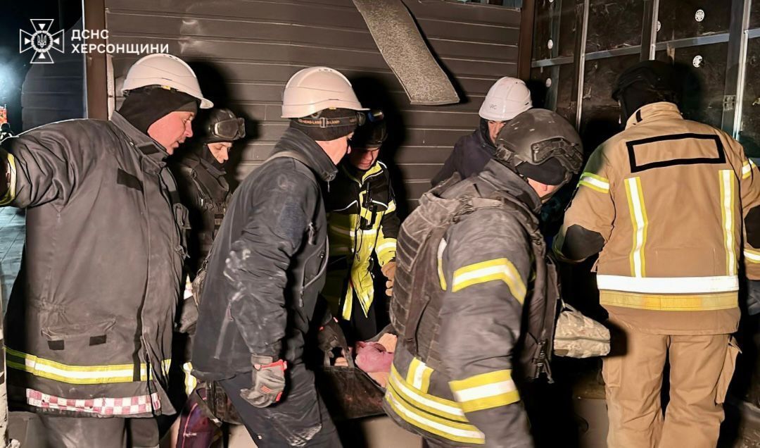 У Херсоні під завалами знайшли тіло мами поранених двійнят: двоє загиблих, п’ятеро постраждалих. Фото і відео
