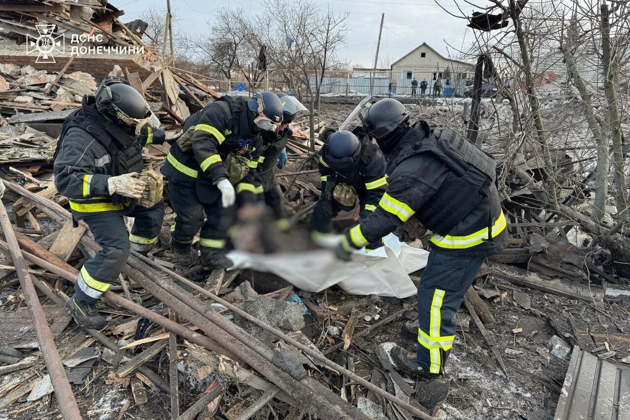 Россия ударила по частному сектору Николаевки Донецкой области: погиб мужчина, много поврежденных домов. Фото
