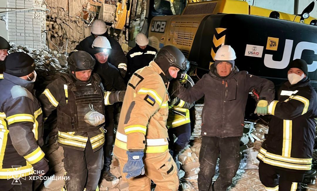 У Херсоні під завалами знайшли тіло мами поранених двійнят: двоє загиблих, п’ятеро постраждалих. Фото і відео

