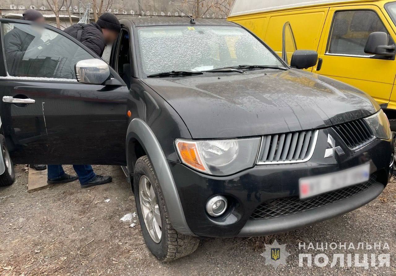 Продали щонайменше 200 авто, завезених як допомога для ЗСУ: у Києві затримали двох "бізнесменів". Фото та подробиці
