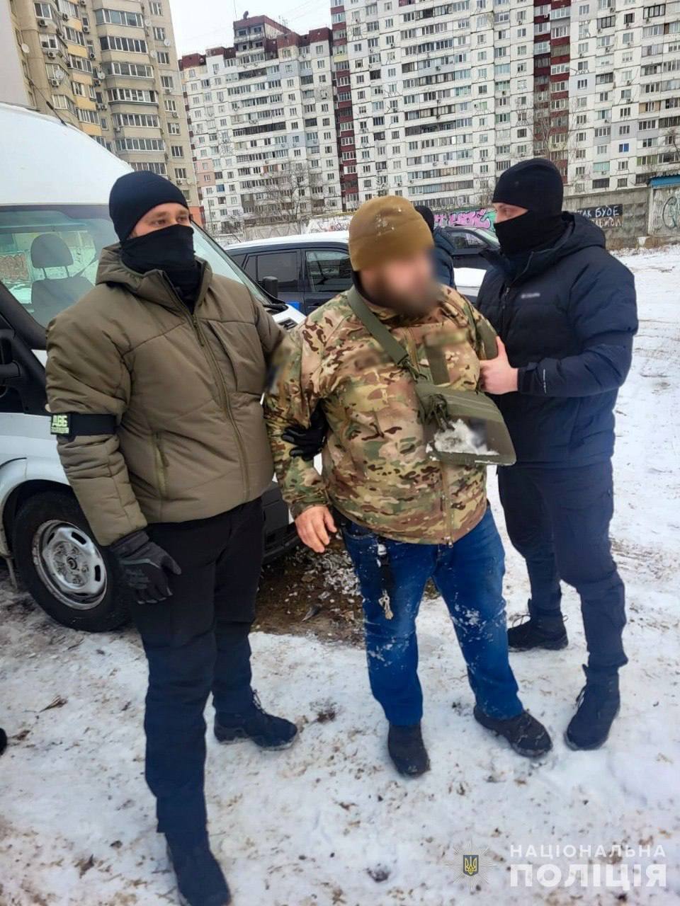 Продали щонайменше 200 авто, завезених як допомога для ЗСУ: у Києві затримали двох "бізнесменів". Фото та подробиці
